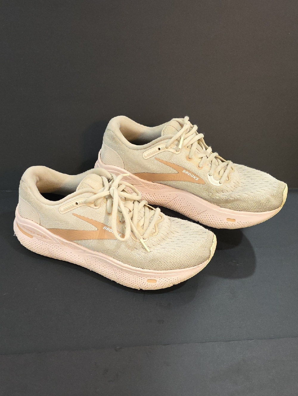 Brooks Ghost MAX Womens Athletic Shoes in Peach and Cream Size 9.5